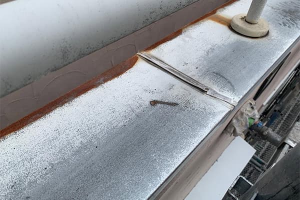 ベランダの笠木の継ぎ目の劣化